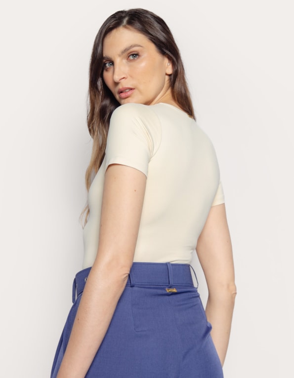 Blusa Basic Slim Fit Off white