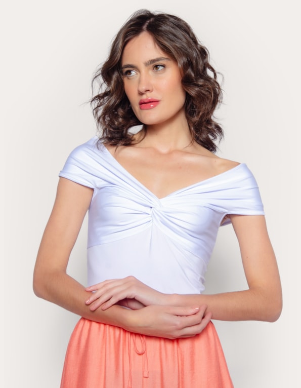 Blusa cavada com nó