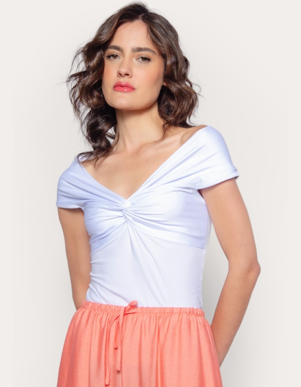 Blusa cavada com nó