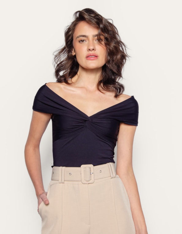 Blusa cavada com nó Preto