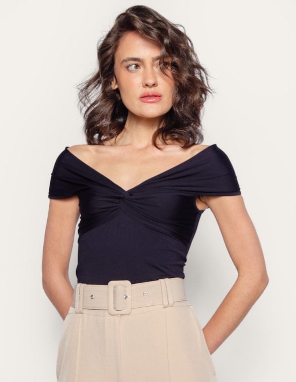 Blusa cavada com nó Preto