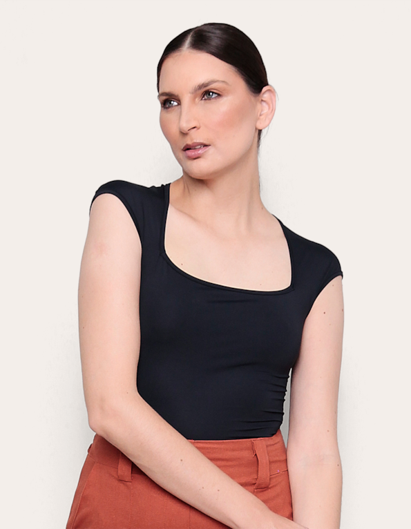 Blusa cavada decote quadrado Preto