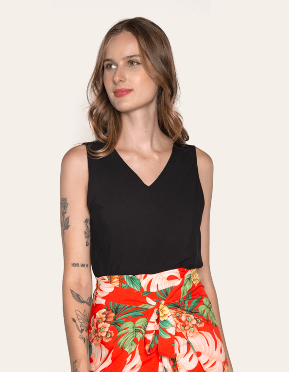 Blusa cavada decote v Preto