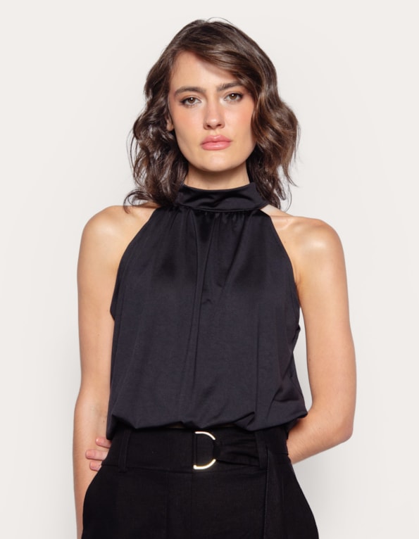 Blusa cavada gola alta