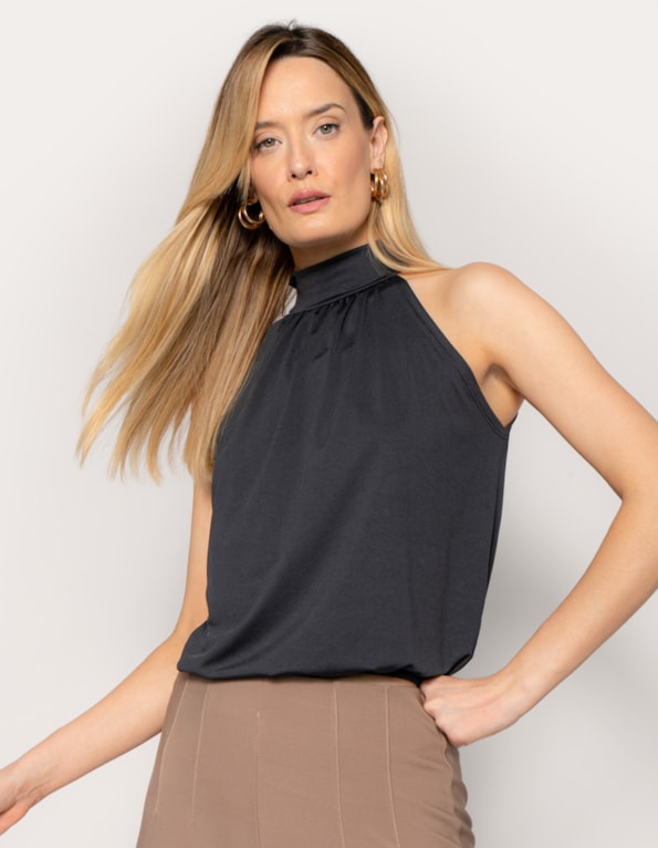 Blusa cavada gola alta