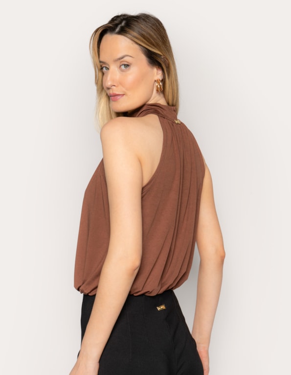 Blusa cavada gola alta