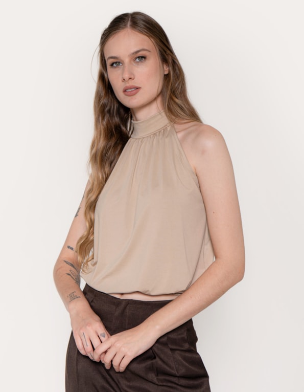 Blusa cavada gola alta