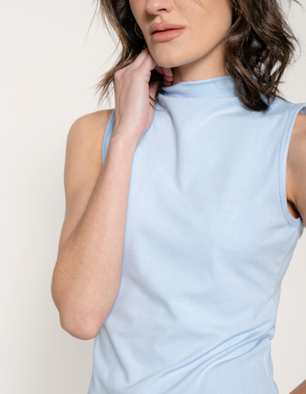 Blusa cavada gola alta slim Azul claro