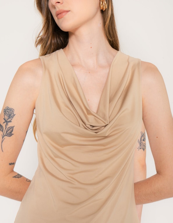 Blusa cavada gola drapeada