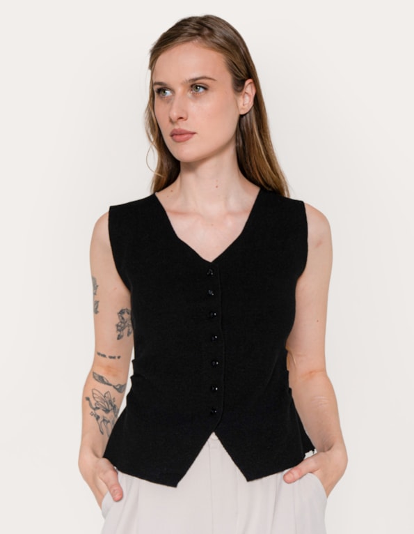 Blusa cavada tricot botton