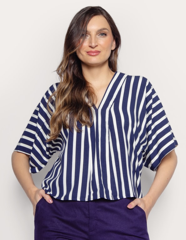 Blusa cropped ampla listrada Azul escuro/off white