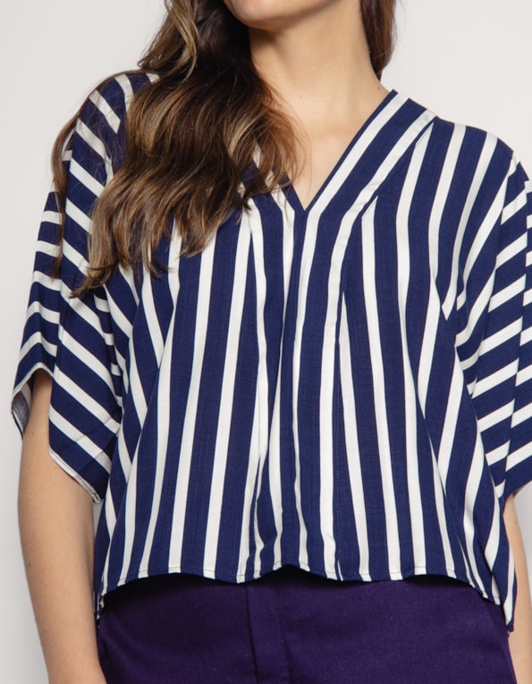 Blusa cropped ampla listrada Azul escuro/off white