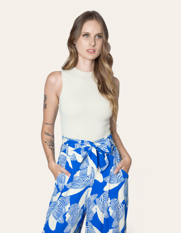 Blusa cropped cavada tricot