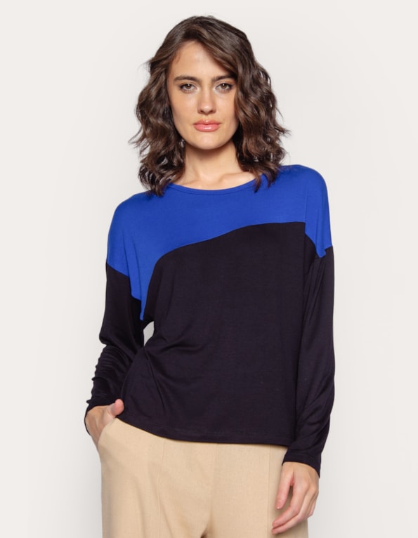 Blusa manga 3/4 pala irregular bicolor Az klein/preto
