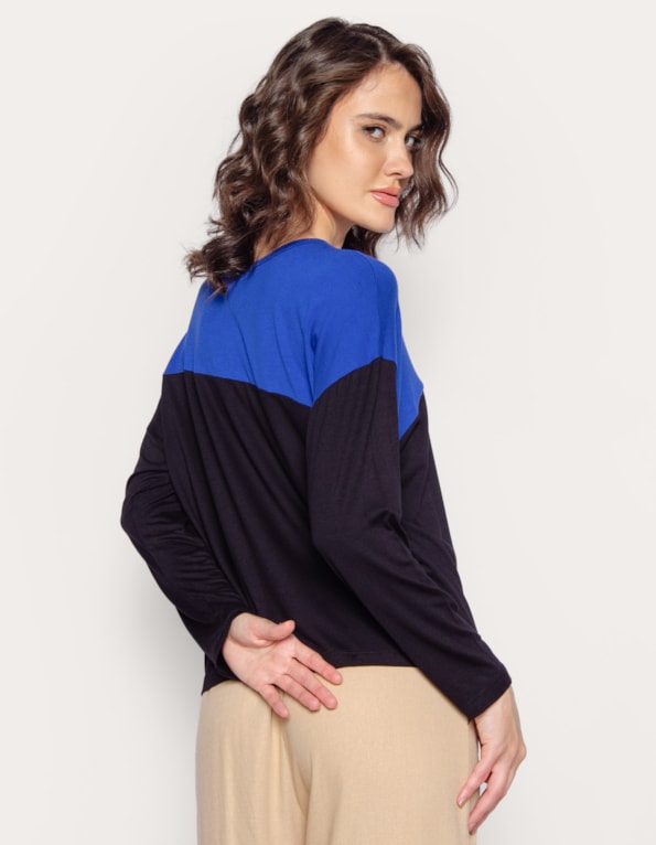 Blusa manga 3/4 pala irregular bicolor Az klein/preto