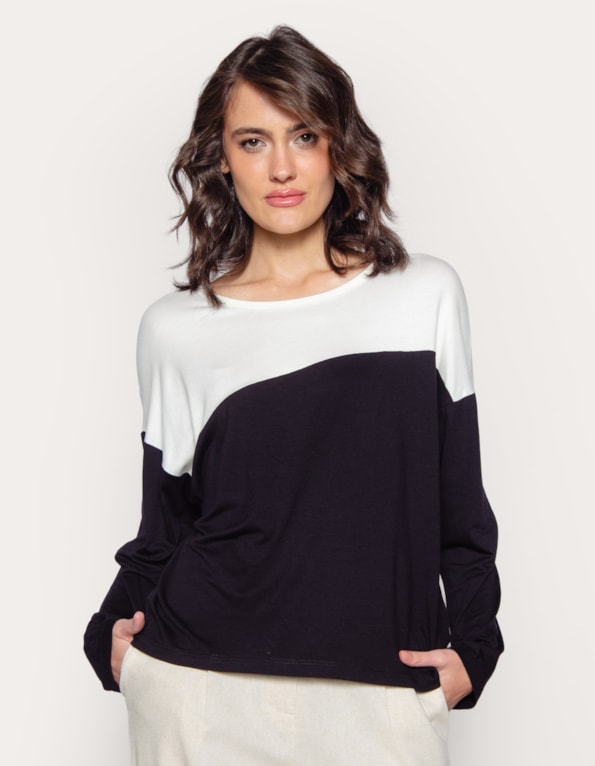 Blusa manga 3/4 pala irregular bicolor Off white/preto