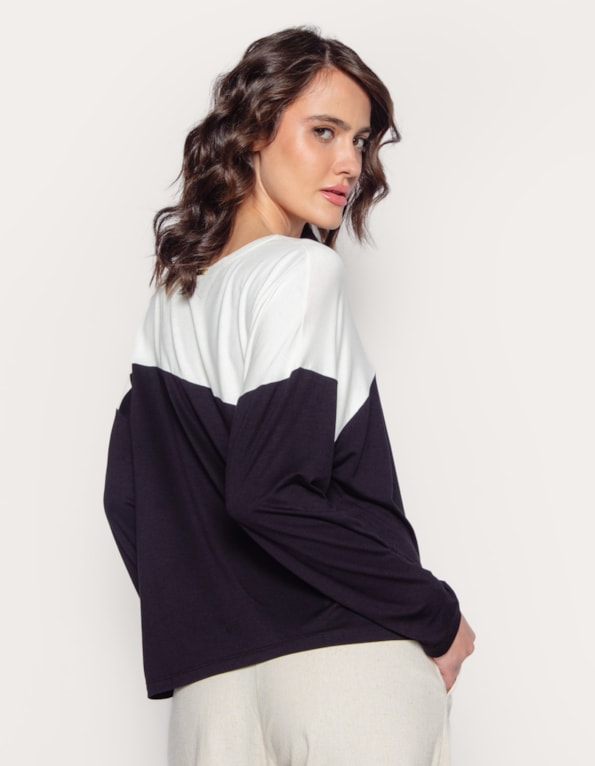 Blusa manga 3/4 pala irregular bicolor Off white/preto