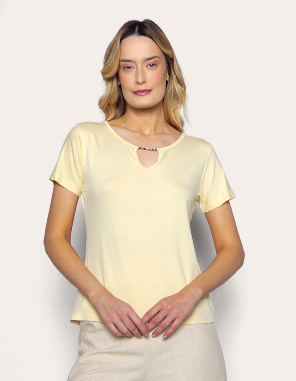 Blusa manga curta detalhe metal decote