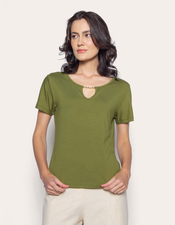 Blusa manga curta detalhe metal decote