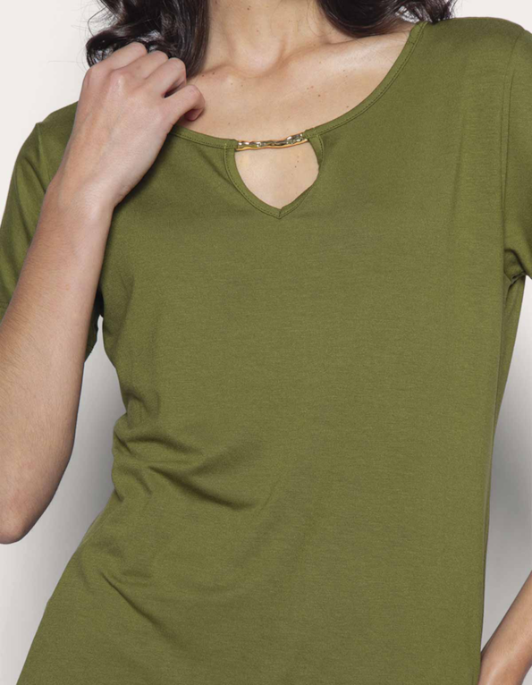 Blusa manga curta detalhe metal decote