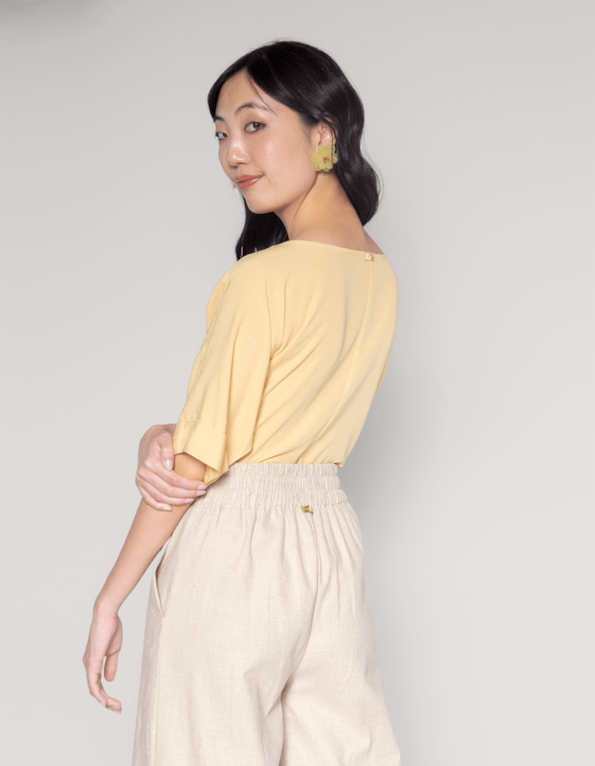 Blusa manga curta gola v Amarelo manteiga