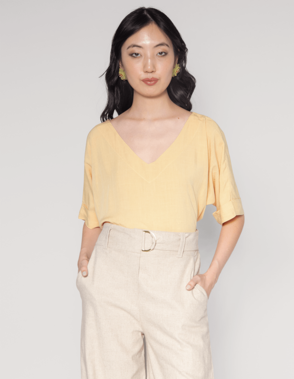 Blusa manga curta gola v Amarelo manteiga