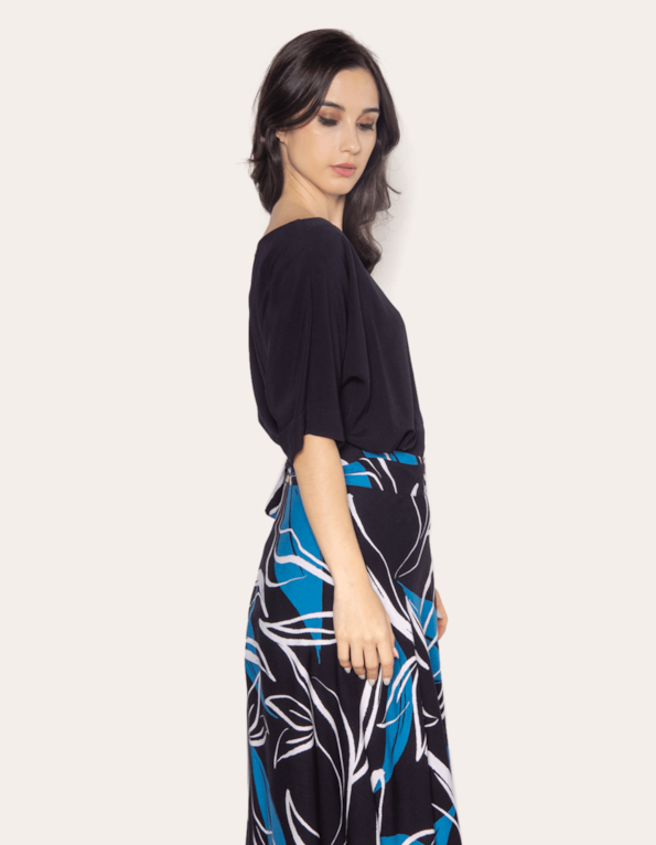 Blusa manga curta gola v Preto