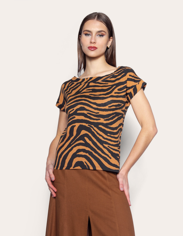 Blusa manga curta mini canoa estampada Zebra marrom