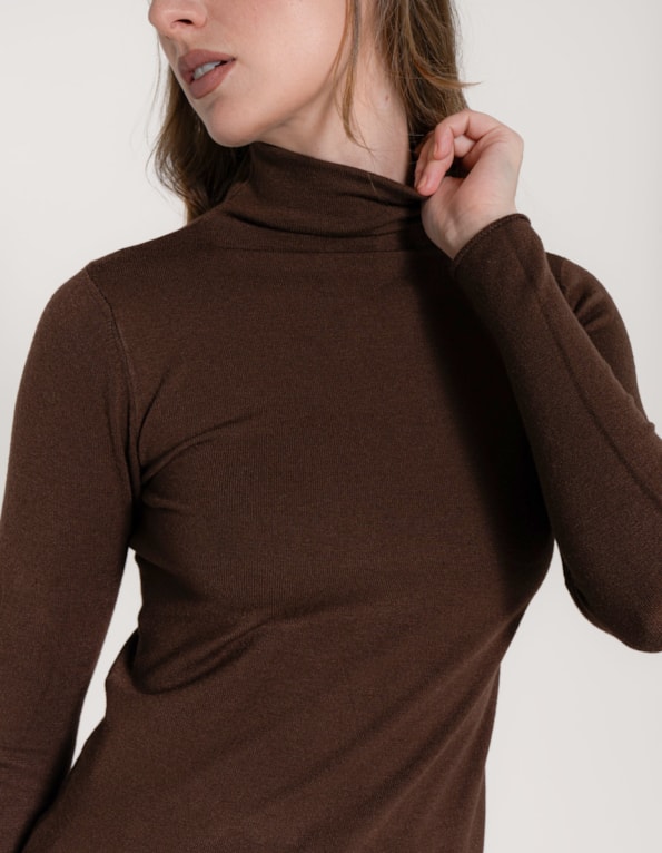 Blusa manga longa gola alta tricot