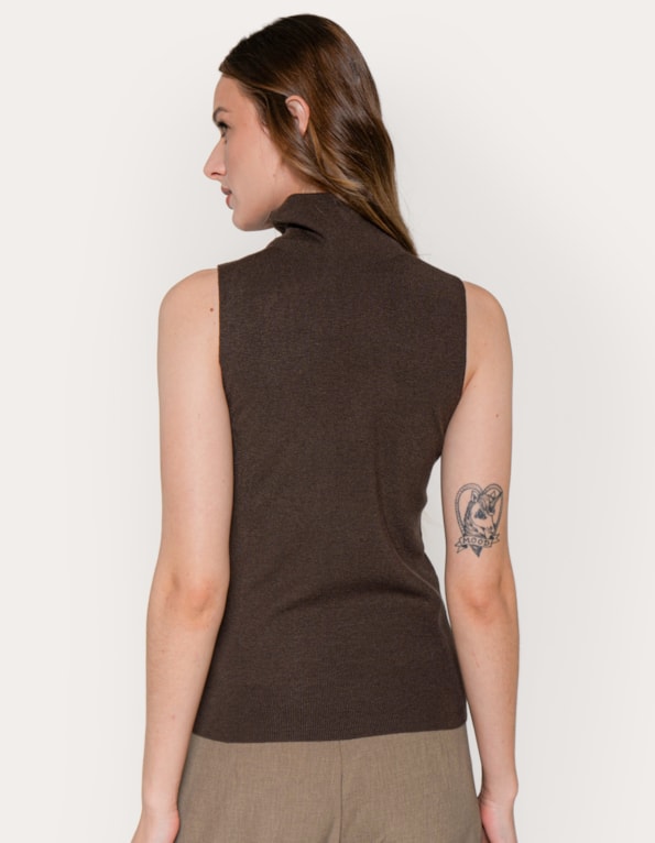 Blusa tricot cavada gola alta