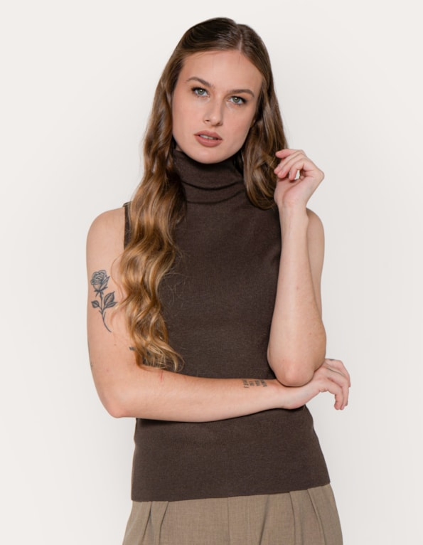 Blusa tricot cavada gola alta