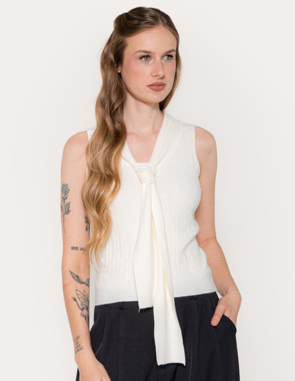 Blusa tricot cavada laço Off white