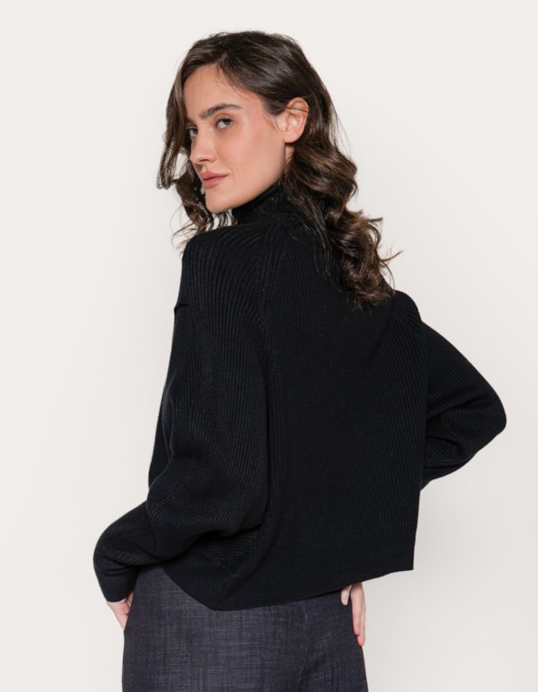 Blusa tricot gola alta transpassada