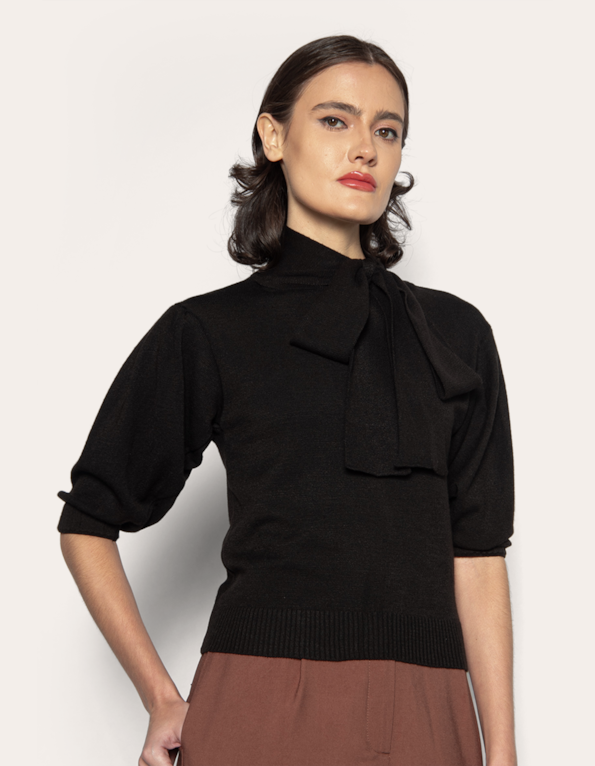 Blusa tricot gola laço Preto