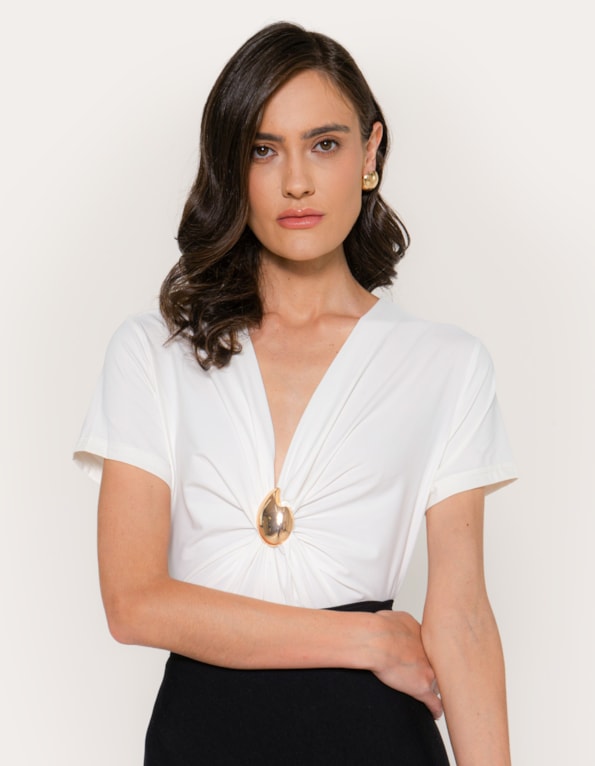 Body decote v detalhe broche