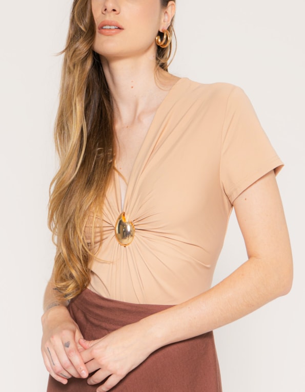 Body decote v detalhe broche