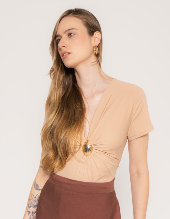 Body decote v detalhe broche