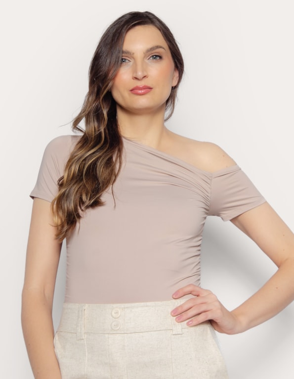 Body gola assimetrica drapeada Bege