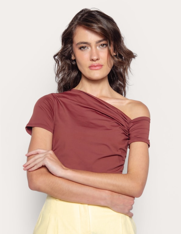 Body gola assimetrica drapeada Marrom