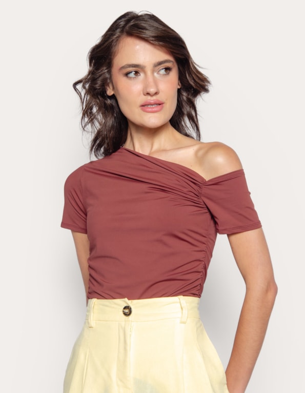 Body gola assimetrica drapeada Marrom