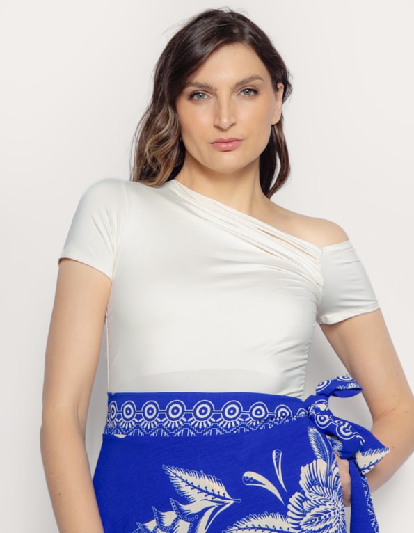 Body gola assimetrica drapeada Off white