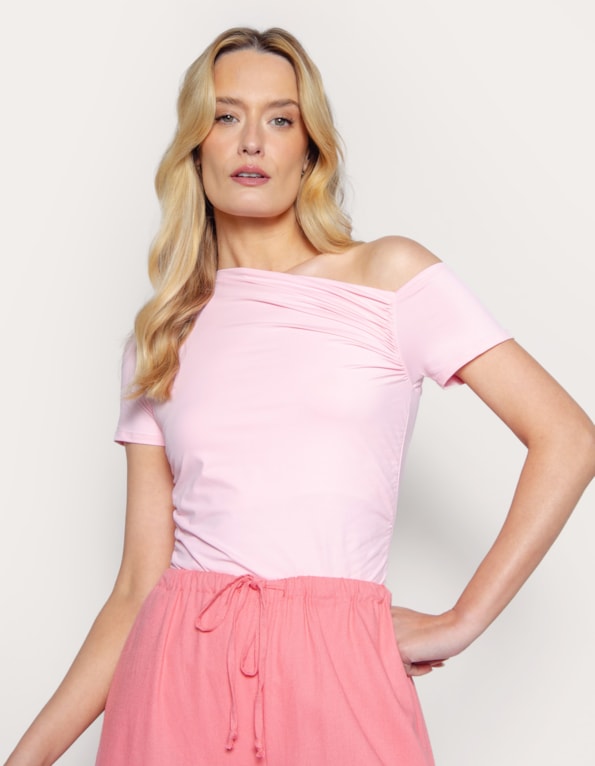 Body gola assimetrica drapeada Rosa claro
