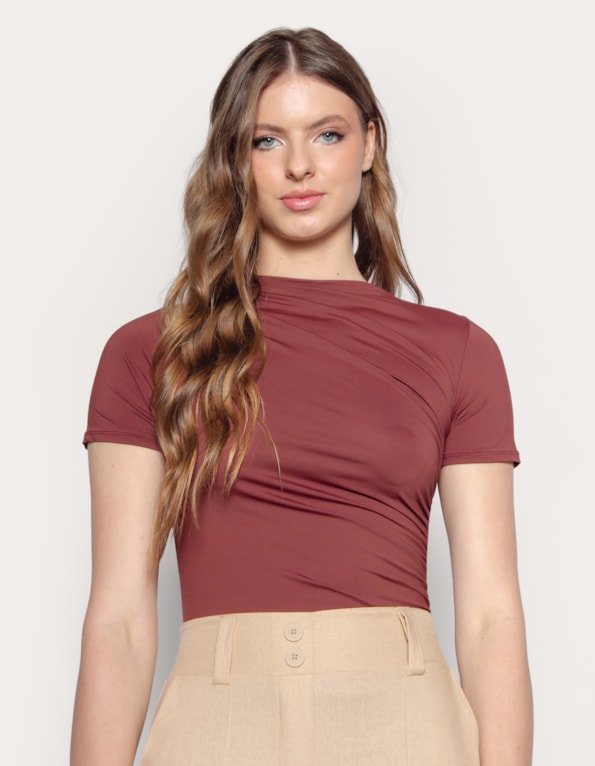 Body manga curta golinha alta drapeada Marrom