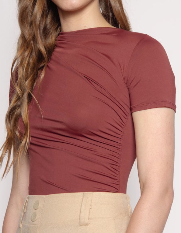 Body manga curta golinha alta drapeada Marrom