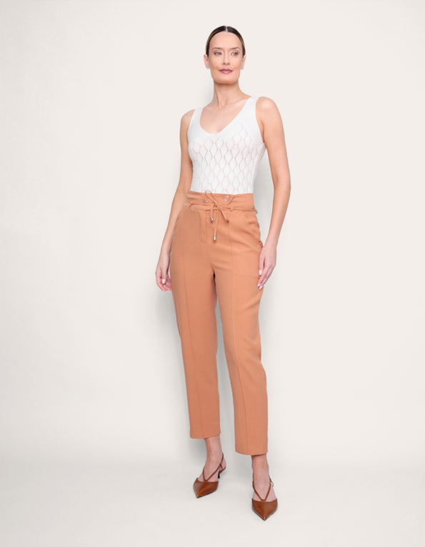calça cenoura com amarração caramelo