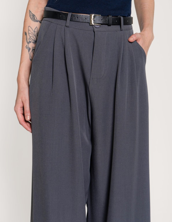 Calça pantalona alfaiataria com cinto