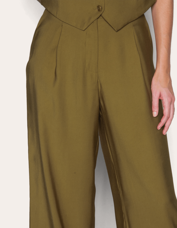 Calça pantalona alfaiataria com prega Oliva