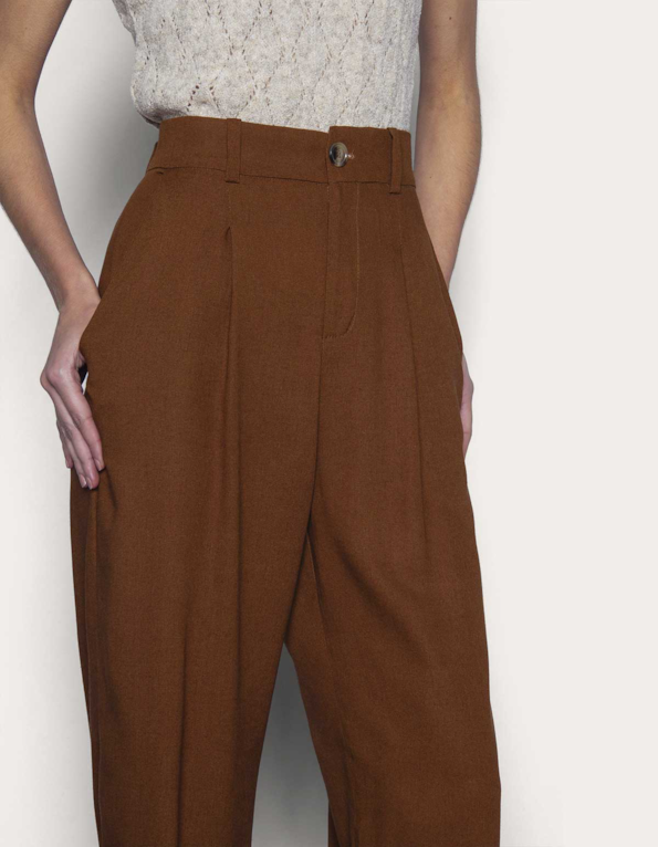 Calça pantalona alfaiataria com pregas Marrom