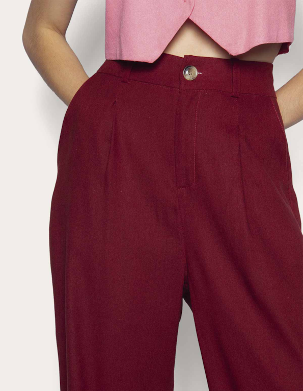 Calça pantalona alfaiataria com pregas Vinho