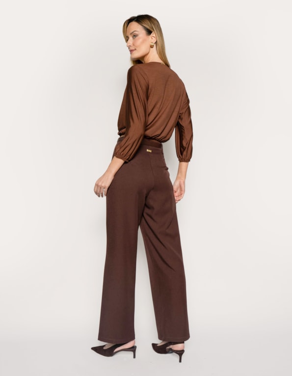 Calça pantalona com cinto